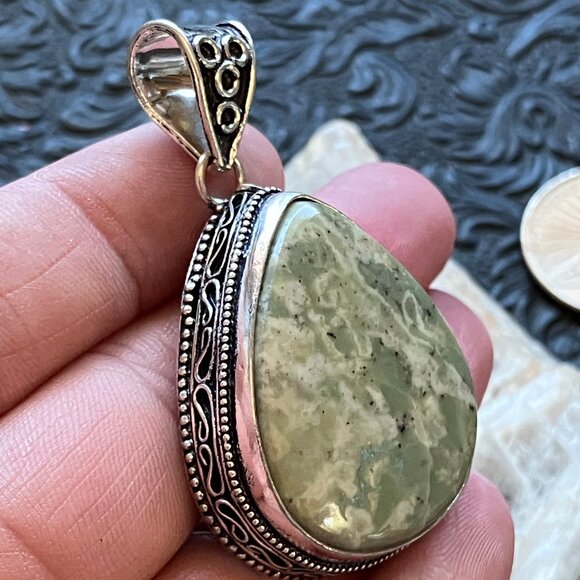 Green Opal Crystal Stone Jewelry Vintage Styled Pendant - Picture 5 of 8